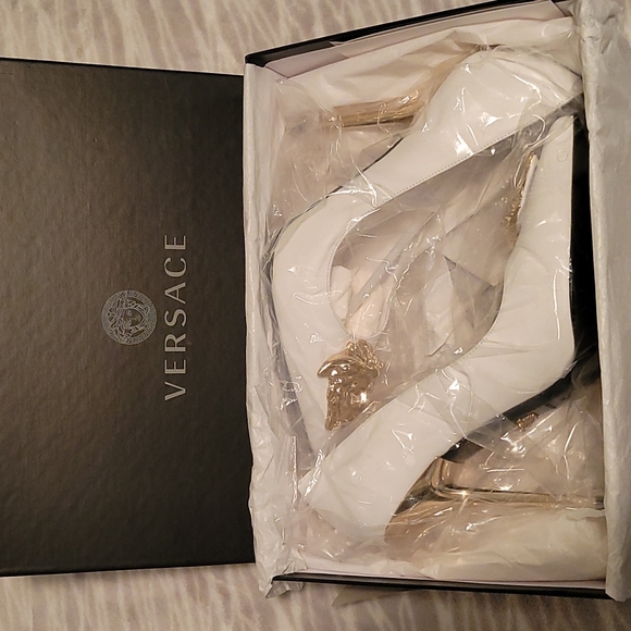 Versace Decollete T.110 Vitellino in White with Gold Medusa Head. Brand New. - Picture 9 of 10